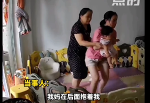 成都母亲遇地震用身体护宝宝 身后母亲保护着自己