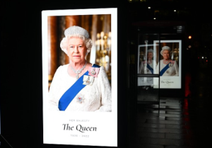 多国领导人悼念英国女王 民众白金汉宫前聚集致哀