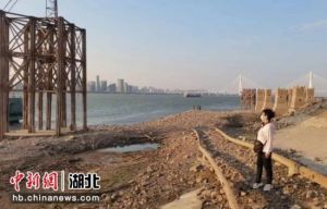 长江水位降低 粤汉铁路遗迹露出成为武汉江滩一景