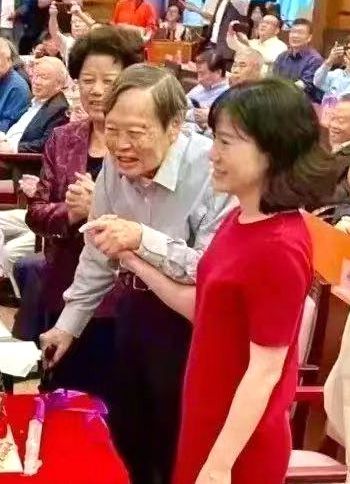 杨振宁先生百岁生日现场照与翁帆十指紧扣切蛋糕
