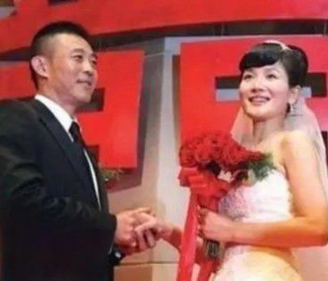 侯勇的现任妻子是一位名叫王瑞的圈外人,九零后女生,比侯勇将近小了20