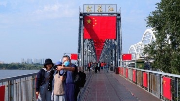 哈尔滨：松花江铁路大桥红旗招展迎国庆