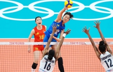 女排小组赛：中国队负于美国队
