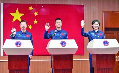 6月4日,执行神舟十四号载人飞行任务的3名乘组航天员陈冬(中,刘洋(右