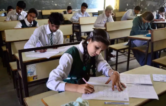 印度“高考”安检强迫女生脱内衣 女孩感到被羞辱