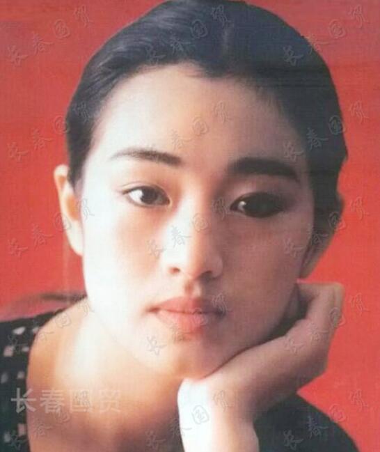 巩俐成名时青涩旧照曝光这才是真正的纯天然美女