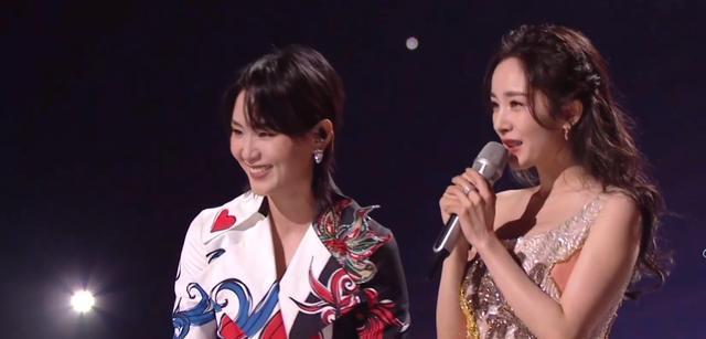 杨幂周笔畅跨年合唱小幸运牵手对视又甜又飒