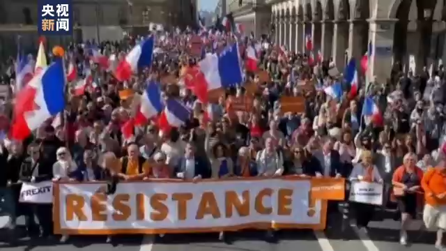 对俄制裁遭反噬 法国民众街头抗议要求"退出北约"