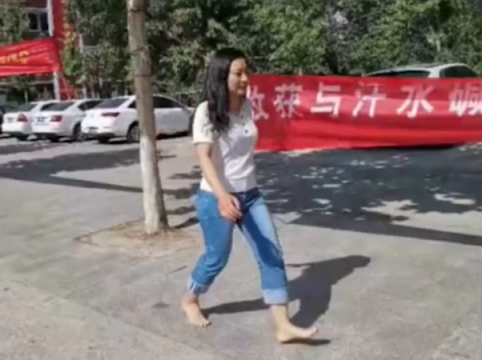 这位赤脚奔跑的女老师火了