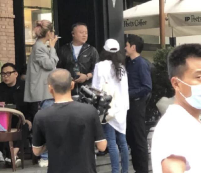 此前,还有网友晒出冯绍峰现身某菜市场拍戏,还说"偶遇冯绍峰拍戏本人