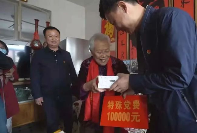 青岛莱西93岁老党员娄玉芬交10万元"特殊党费,向党的百年华诞致敬