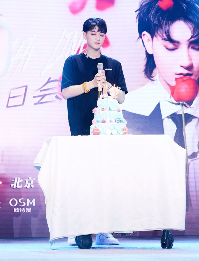 黄子韬生日会惊喜不断 音乐影视综艺商务全面开花