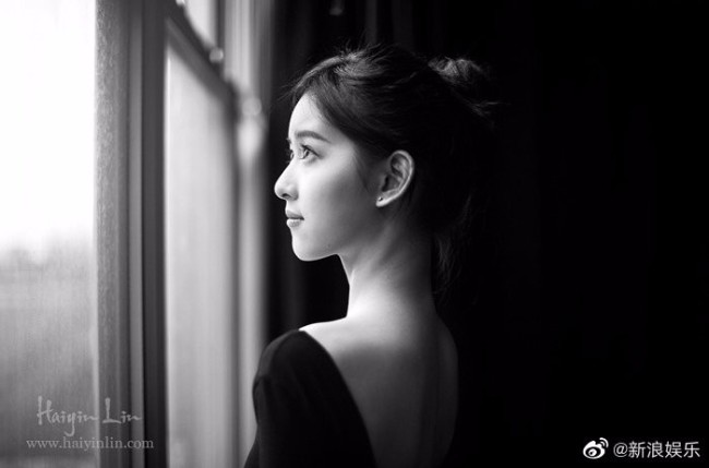 章泽天黑白芭蕾舞旧照婚后依旧坚持健身翘臀瞩目
