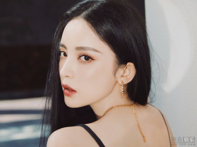 娜扎穿深v露背裙秀身材长发如墨现回眸杀