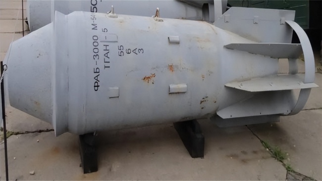 俄罗斯今朝还设备了一些FAB-3000巨型炸弹，重约3吨，更多才能庞大。亚核兵器