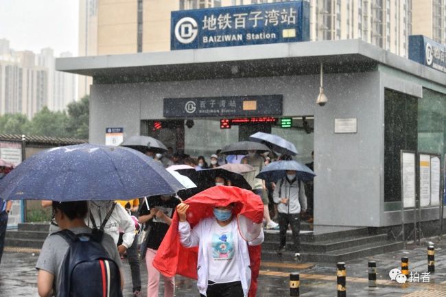 7月12日,百子湾地铁站,上班的市民.摄影 / 新京报记者王贵彬