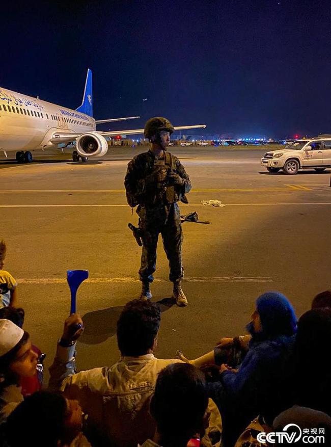 阿富汗民众涌入喀布尔机场逃离