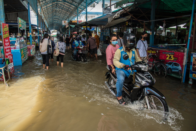 泰国多个省份低洼地区洪水泛滥