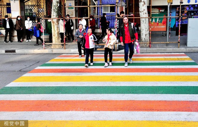 “彩虹斑马线”亮相上海街头 成为儿童过街安全线