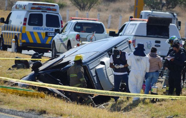 墨西哥一货车在高速公路上失控侧翻已致13人死亡