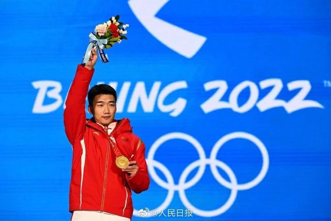 韩国运动员一个动作后高亭宇跳上冠军领奖台