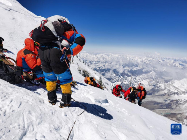 中国科考队员成功登顶珠峰珠峰科考创多项新纪录