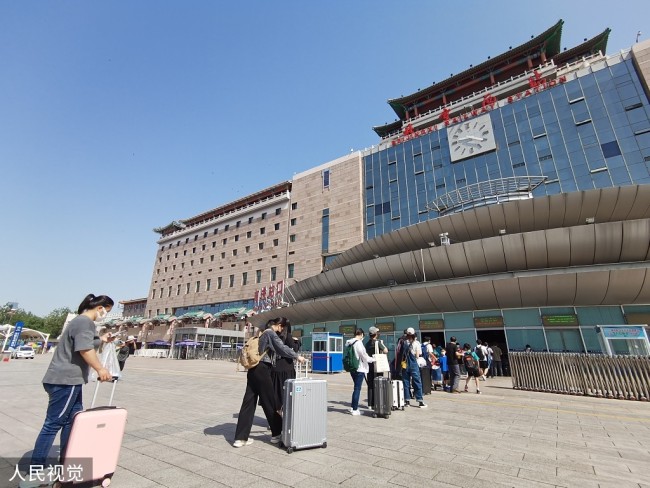 2022年5月28日上午,北京西站客流量明显增多,高校学生考试后陆续乘