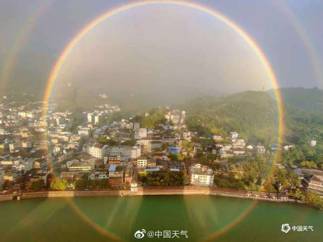 难得一见！贵州石阡现超大圆环彩虹