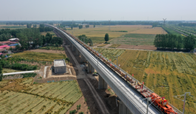 郑济高铁黄河特大桥铺轨工程正式开始,轨道将伸至郑州