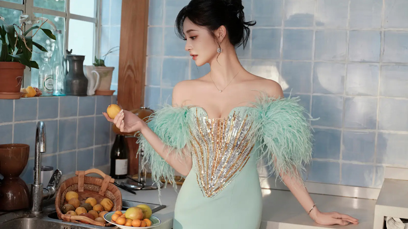 周洁琼穿抹胸包臀裙曲线曼妙 窗边沉思慵懒又性感