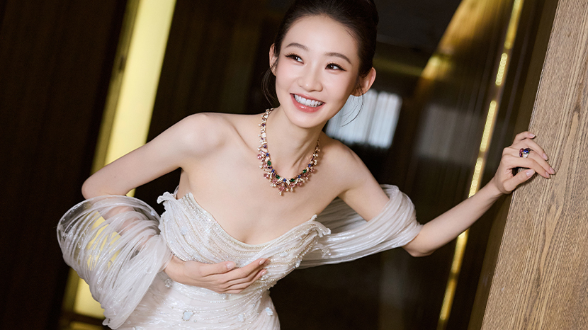 张艺凡穿白色流光裙如梦似幻 宛若仙女下凡笑容甜美