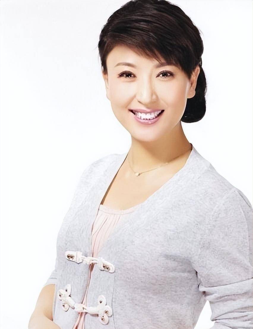 闫学晶哭穷称儿子儿媳年入不到40万 却需负担家庭年开支100万元