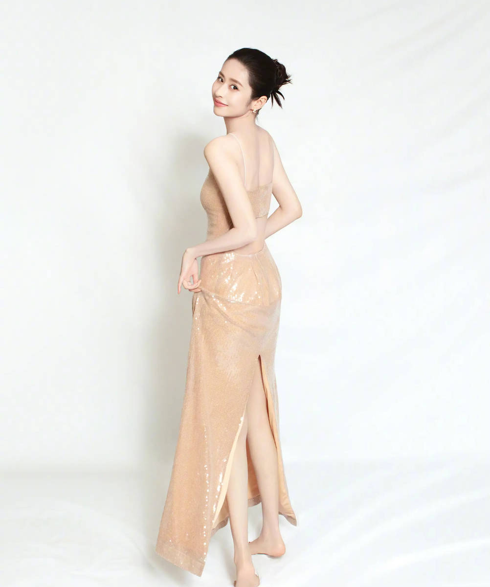 颖儿穿裸色吊带裙身材凹凸有致 侧脸微笑明媚优雅