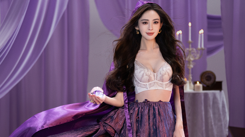 古力娜扎穿蕾丝内衣配温柔卷发性感又高级 披紫缎披风神秘魅惑