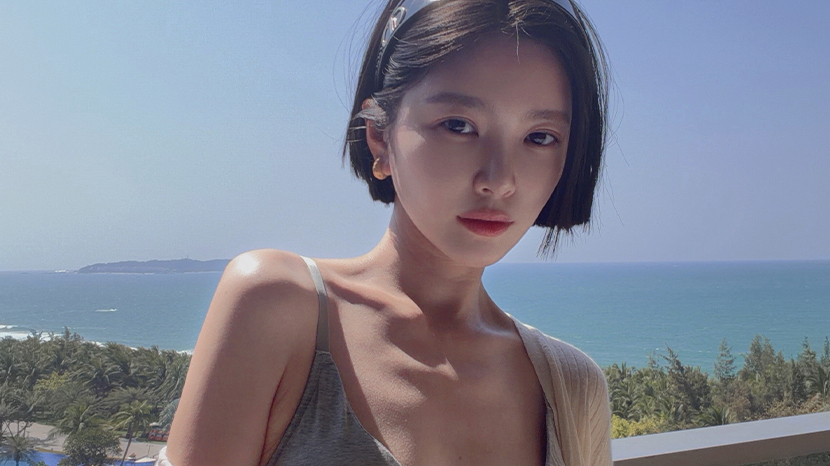 杜淳妻子短发利落明媚自信 穿比基尼上衣凸显完美身材