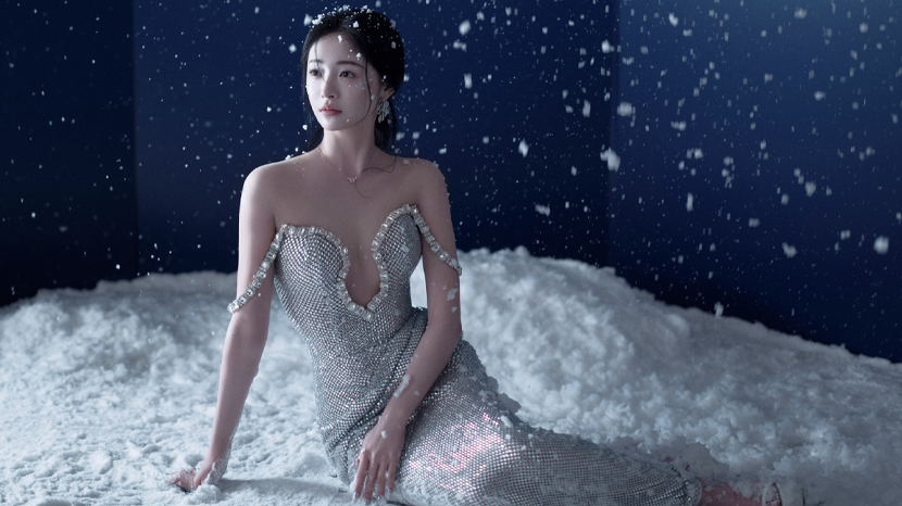 周洁琼身穿露肩连衣裙曲线动人气质高冷 身材有料纯欲风满满