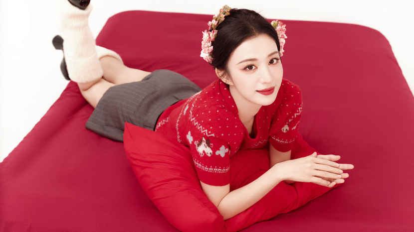 王楚然头戴玫瑰花俏丽可人 手拿烟花棒少女感满满