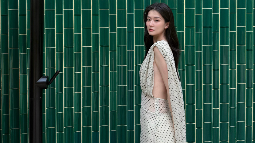 乔欣晒马尔代夫旅行随拍笑容灿烂 手拿饮料灵动可爱