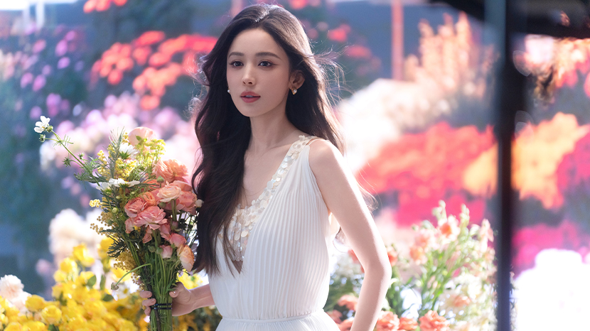 古力娜扎身穿白色长裙化身春日捧花少女 气质清纯动人十分养眼