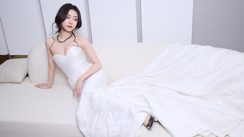 许佳琪穿白色抹胸裙魅惑性感 身材凹凸有致尽显撩人魅力
