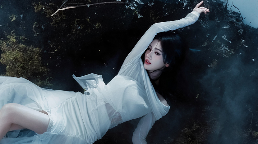 鞠婧祎身着浅白纱裙清冷破碎 垂眸轻捻长发故事感满满