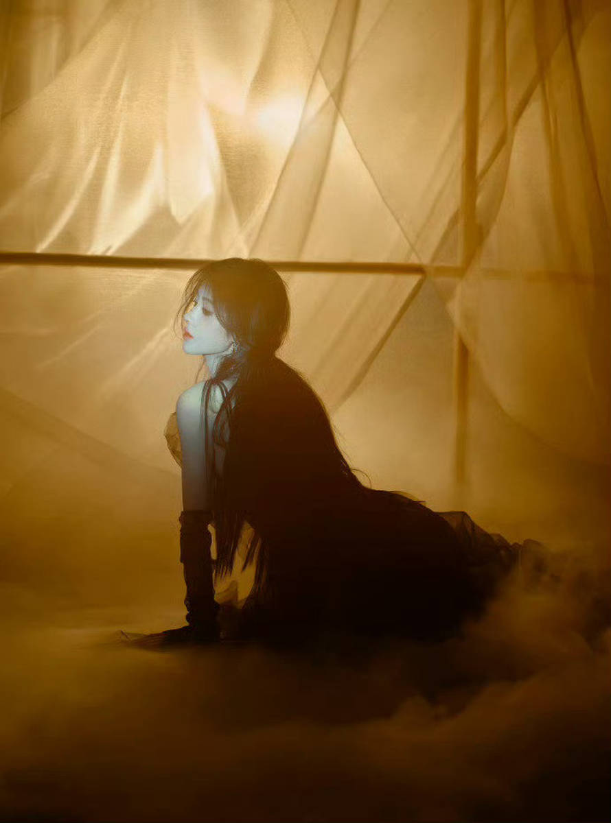 鞠婧祎黑纱长裙魅影翩跹 雾境光影下宛若神女下凡