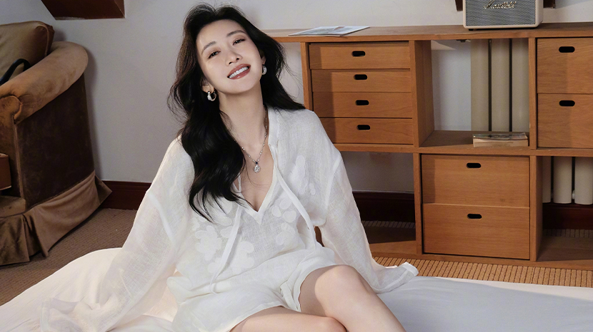 王鸥晒居家风写真美照！床上秀白皙美腿性感吸睛