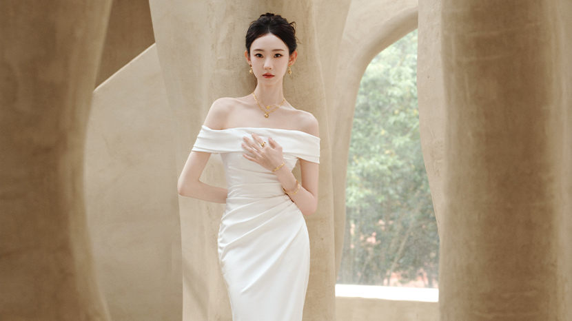 张艺凡身着白色抹胸缎面长裙 气质温婉大方