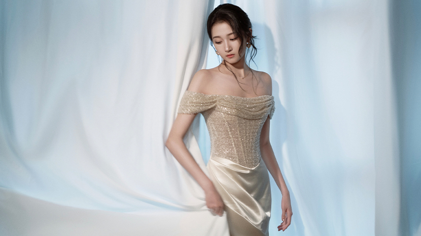 关晓彤香槟色一字肩亮片礼服 抬眸侧望清冷雅致
