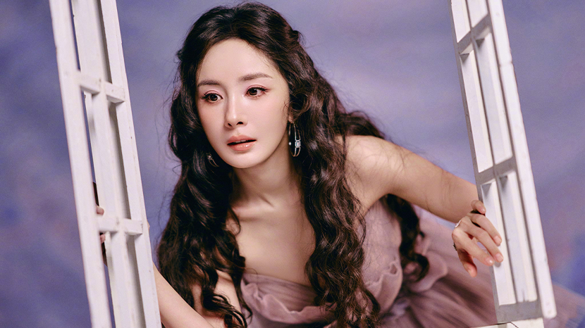 杨幂抹胸蓬蓬纱裙点缀立体花朵 宛如油画里的花中仙子
