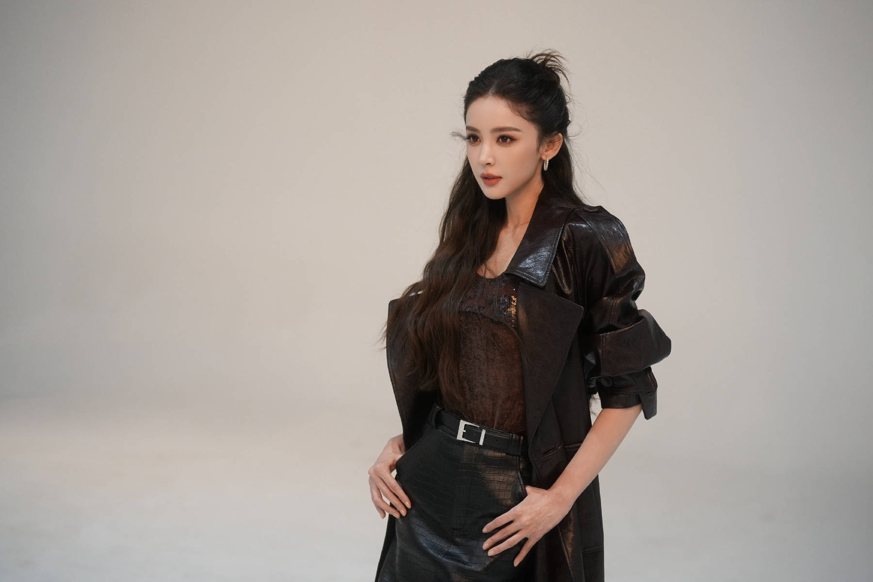 娜扎穿黑色皮裙时髦摩登 秒变性感酷girl又美又飒