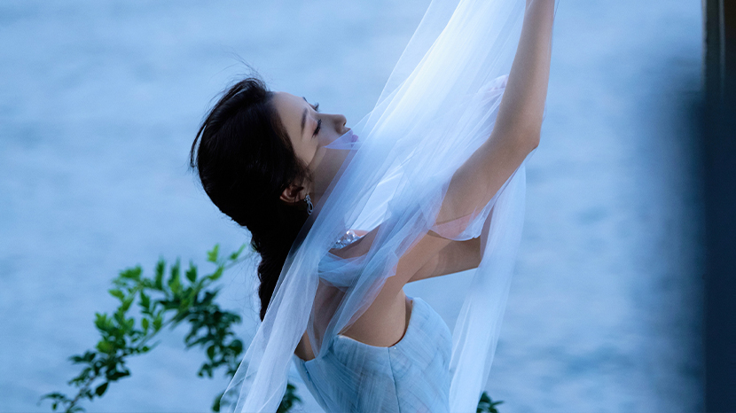 关晓彤穿抹胸裙优雅灵动 化身最美新娘气质在线