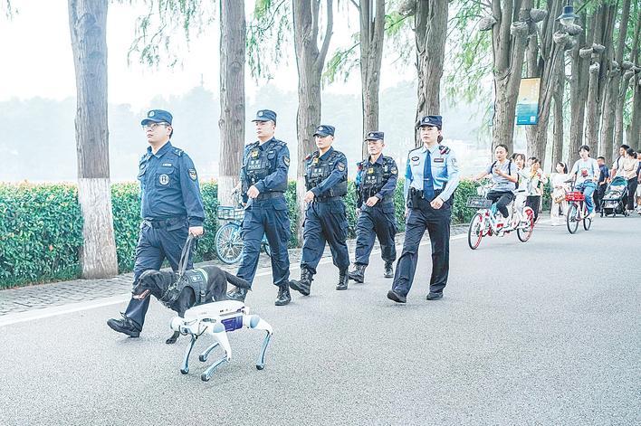 多次助力破获涉毒案件 获授全国功勋犬称号 警犬“启生”是团宠更是缉毒能手