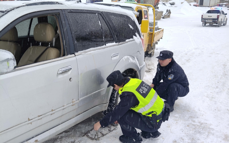 雨雪来袭 湖北保康交警雪天执勤保畅通